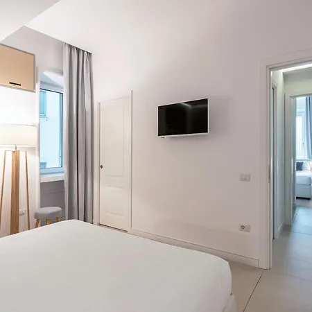 Petit - In Centro A Due Passi Dalla Stazione E Dai Traghetti 萨莱诺