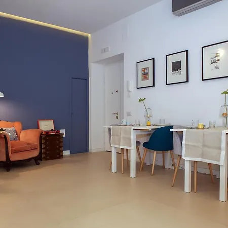 Petit - In Centro A Due Passi Dalla Stazione E Dai Traghetti 萨莱诺