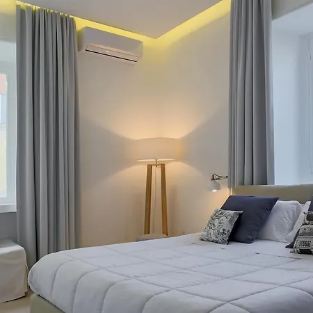 Petit - In Centro A Due Passi Dalla Stazione E Dai Traghetti 萨莱诺