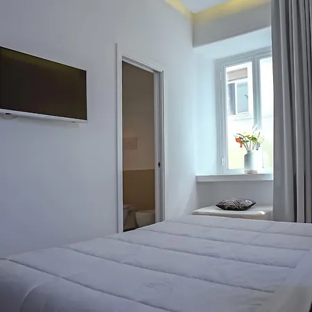 住宿加早餐酒店 Petit - In Centro A Due Passi Dalla Stazione E Dai Traghetti 萨莱诺