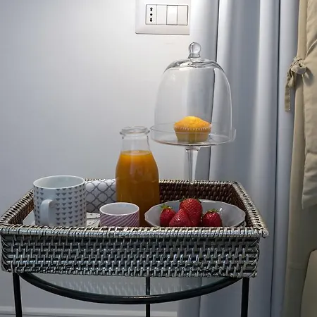 Petit - In Centro A Due Passi Dalla Stazione E Dai Traghetti 萨莱诺