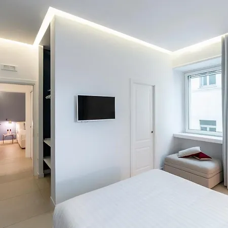 Petit - In Centro A Due Passi Dalla Stazione E Dai Traghetti Отель типа 