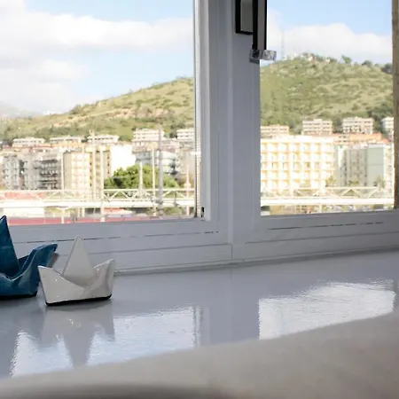 Petit - In Centro A Due Passi Dalla Stazione E Dai Traghetti 4* Салерно