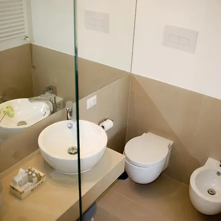 Petit - In Centro A Due Passi Dalla Stazione E Dai Traghetti Салерно