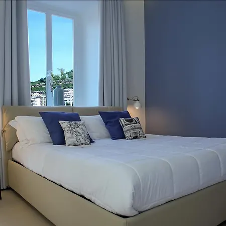 Petit - In Centro A Due Passi Dalla Stazione E Dai Traghetti Салерно