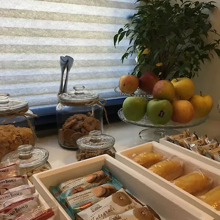 Petit - In Centro A Due Passi Dalla Stazione E Dai Traghetti Отель типа 