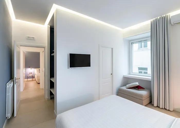 Petit - In Centro A Due Passi Dalla Stazione E Dai Traghetti Bed & Breakfast