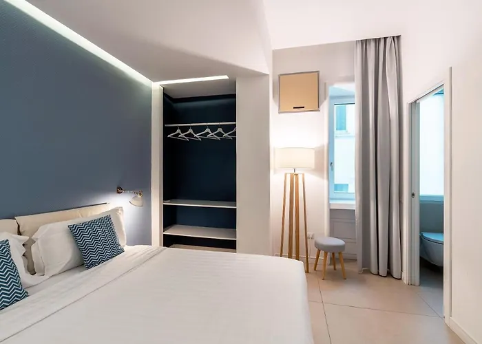 Bed & Breakfast Petit - In Centro A Due Passi Dalla Stazione E Dai Traghetti 4*