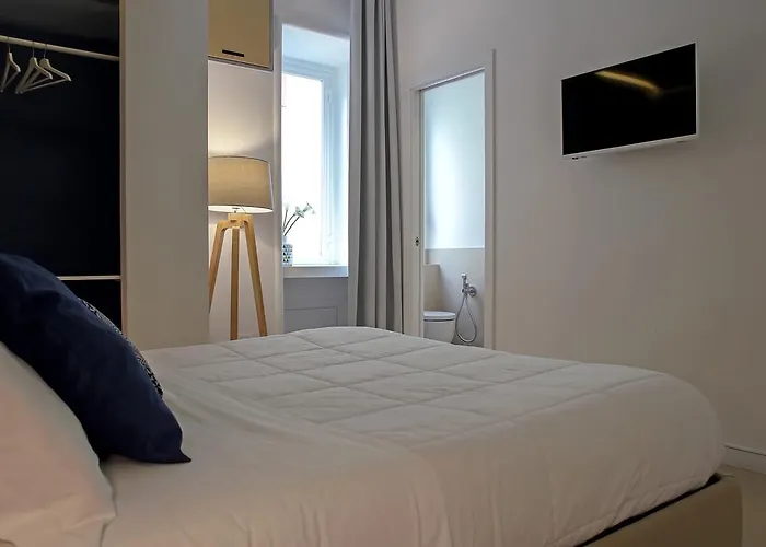 Bed & Breakfast Petit - In Centro A Due Passi Dalla Stazione E Dai Traghetti 4*