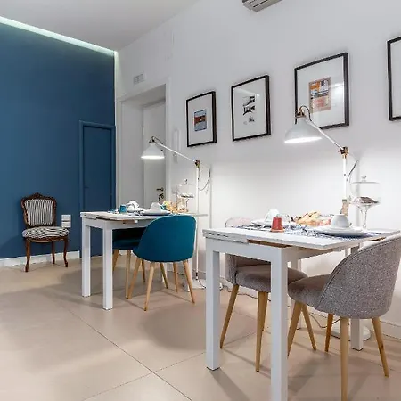 Bed & Breakfast Petit - In Centro A Due Passi Dalla Stazione E Dai Traghetti