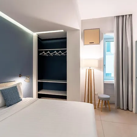 Bed & Breakfast Petit - In Centro A Due Passi Dalla Stazione E Dai Traghetti 4*