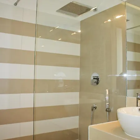 Petit - In Centro A Due Passi Dalla Stazione E Dai Traghetti 4* Salerno