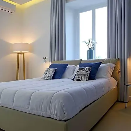 Petit - In Centro A Due Passi Dalla Stazione E Dai Traghetti Bed & Breakfast 4*
