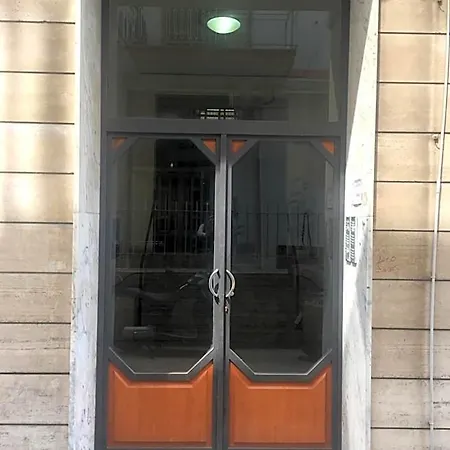 Petit - In Centro A Due Passi Dalla Stazione E Dai Traghetti 萨莱诺