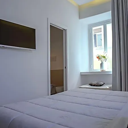 Bed & Breakfast Petit - In Centro A Due Passi Dalla Stazione E Dai Traghetti Salerno